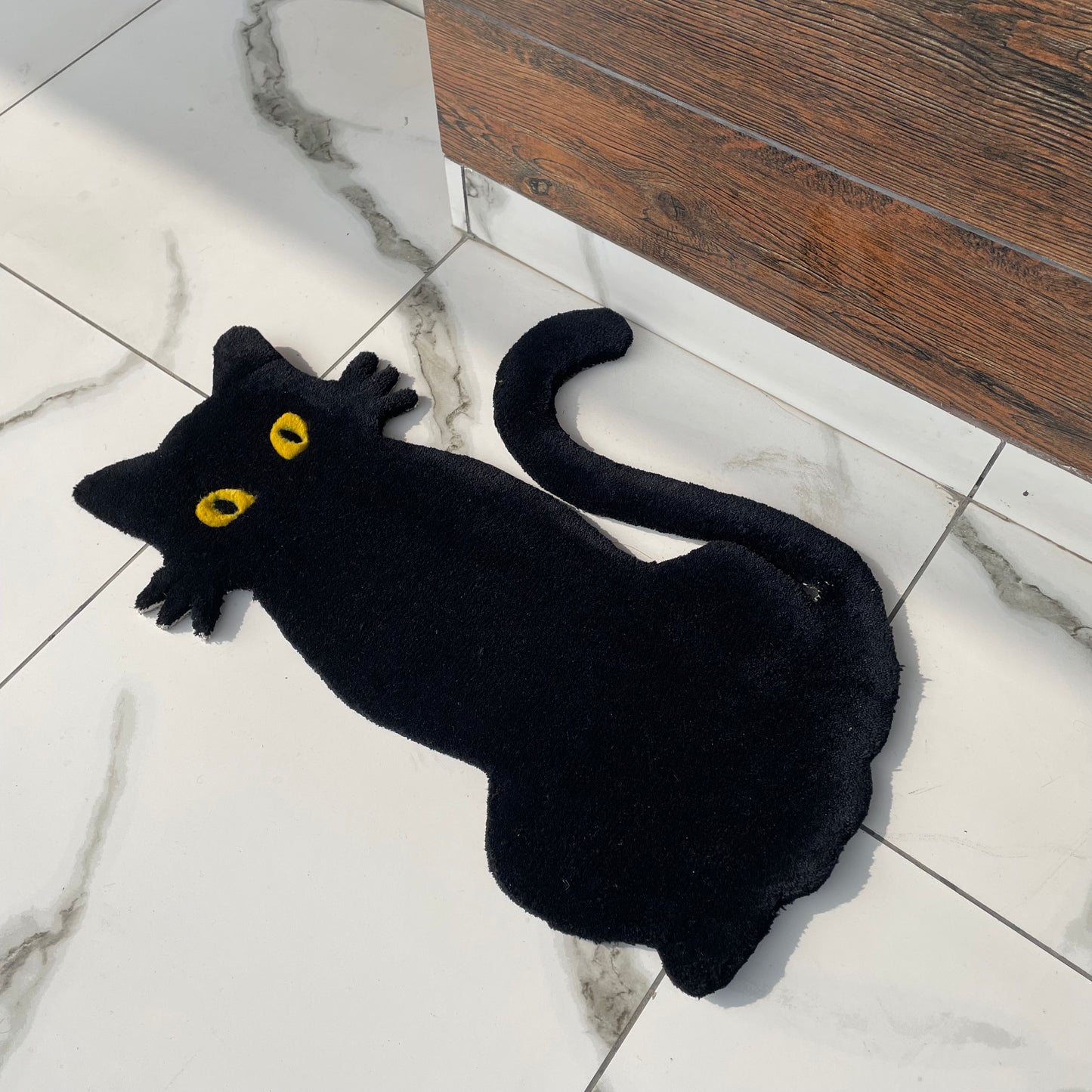 Black cat rug  side look
