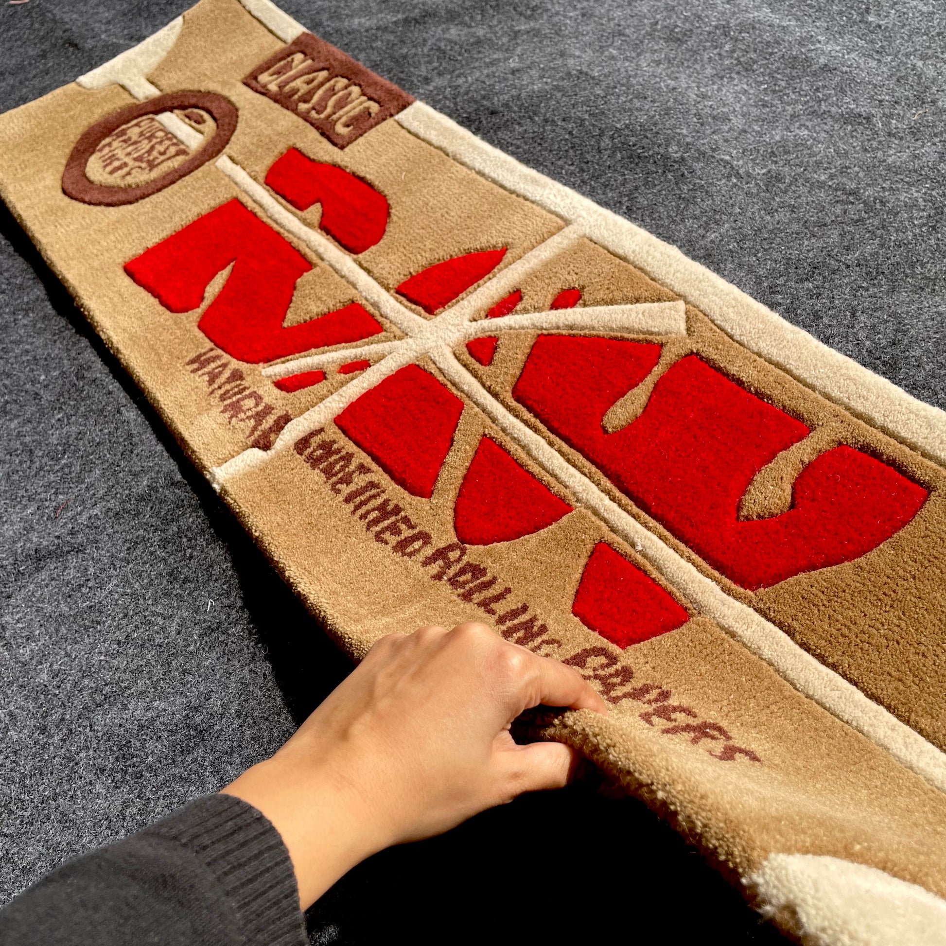 Raw Rolling Papers Hand-Tufted Rug thickness reference